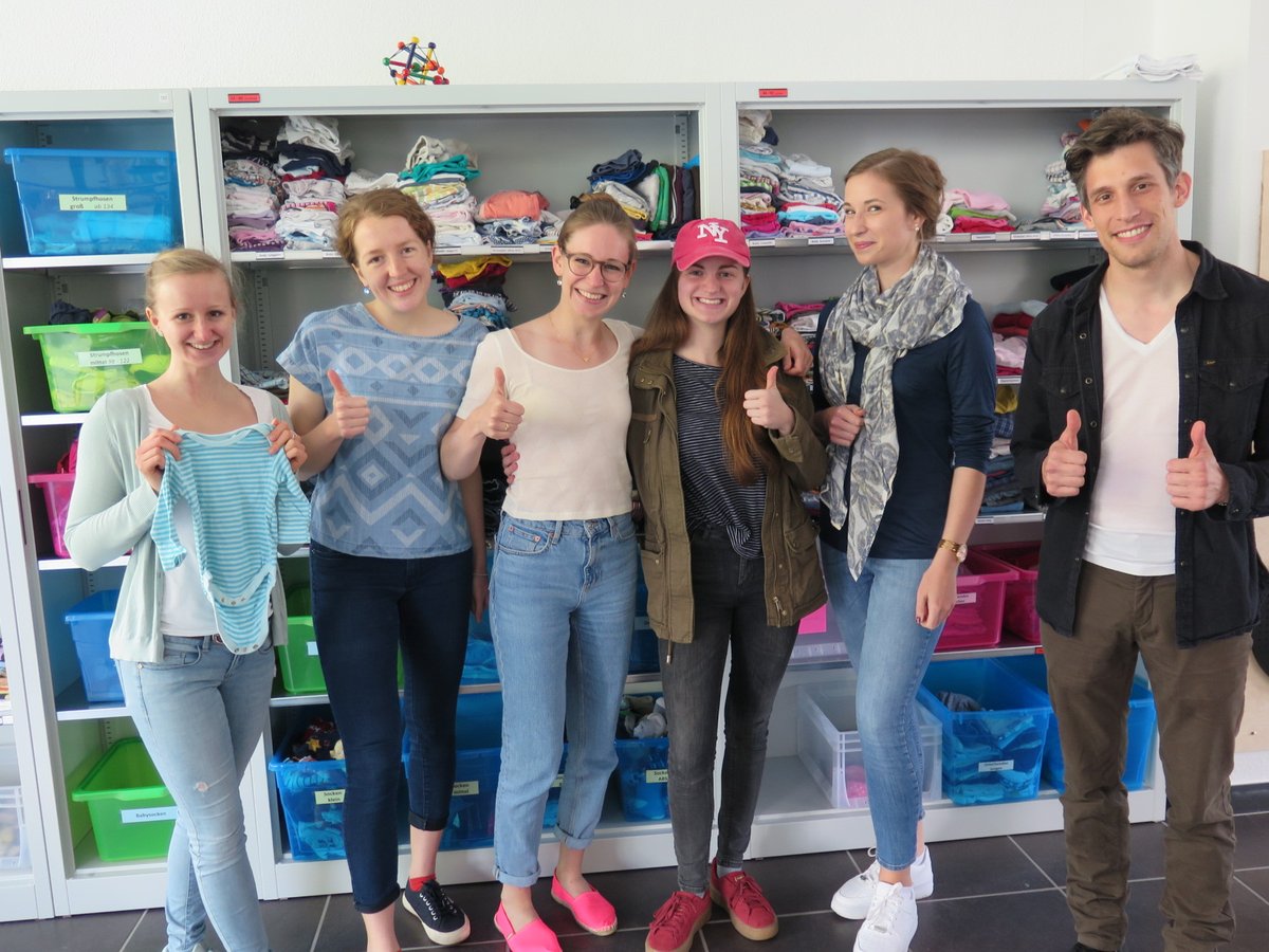 Hilfe der Mitglieder des Rotaract Club Heidelberg beim Einräumen der neuen Kleiderstube.